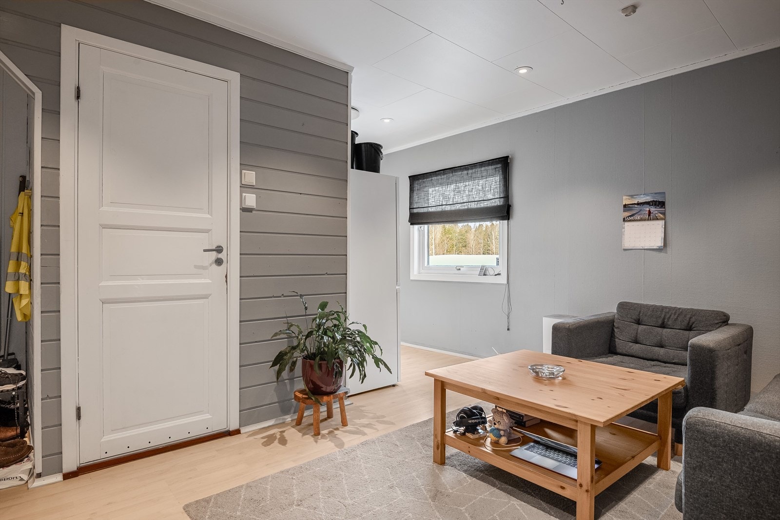 God standard med lys enstavs laminat fra ca. 2018 på gulv, malte overflater og downlights i himlingen. Galleribilde