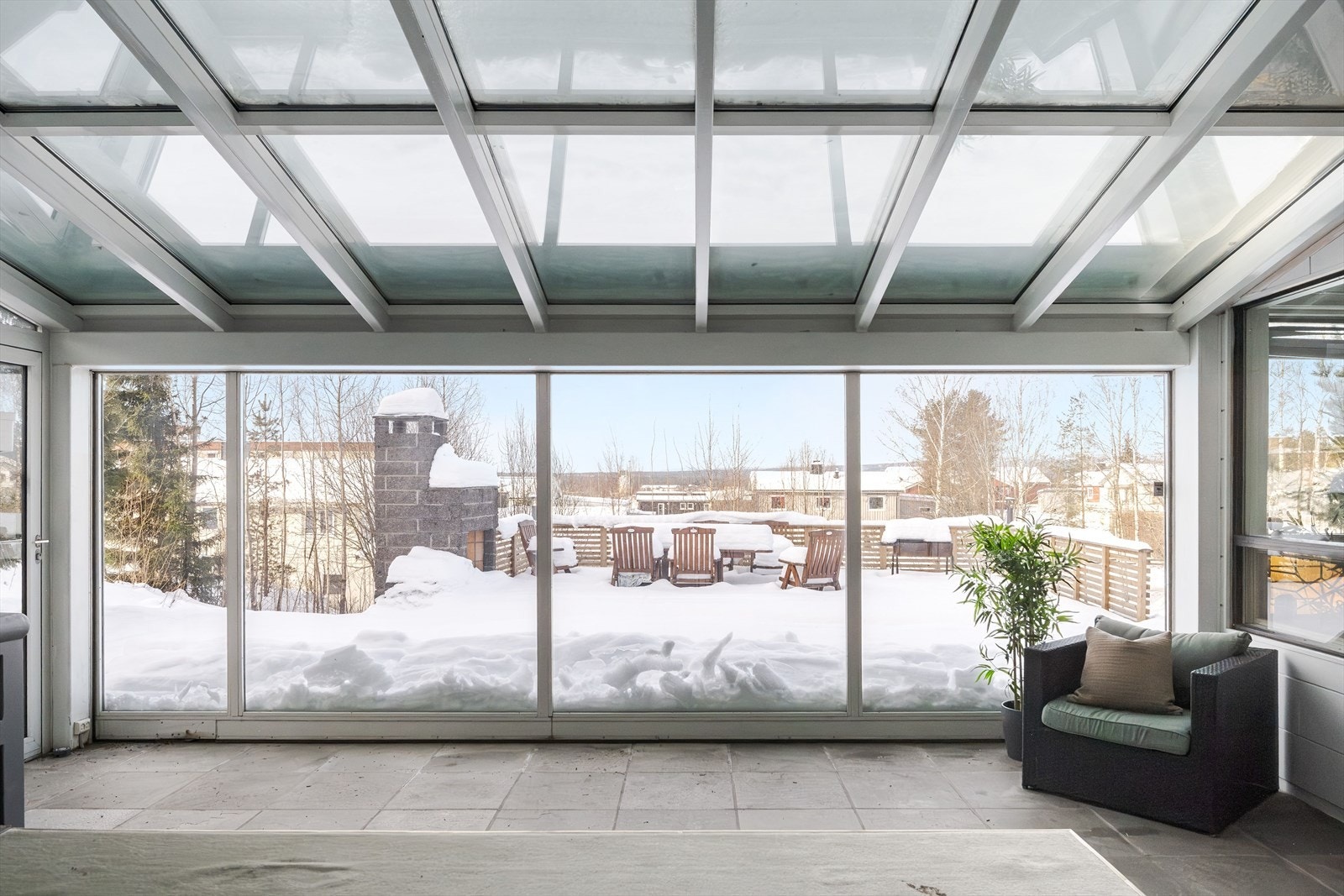 Den nederste delen av hagestuen er belagt med fliser, har glasstak og elektrisk skyvedør. Dette er en skikkelig fin plass for lange og late sommerdager, samt sene lune kvelder med peiskos! Galleribilde