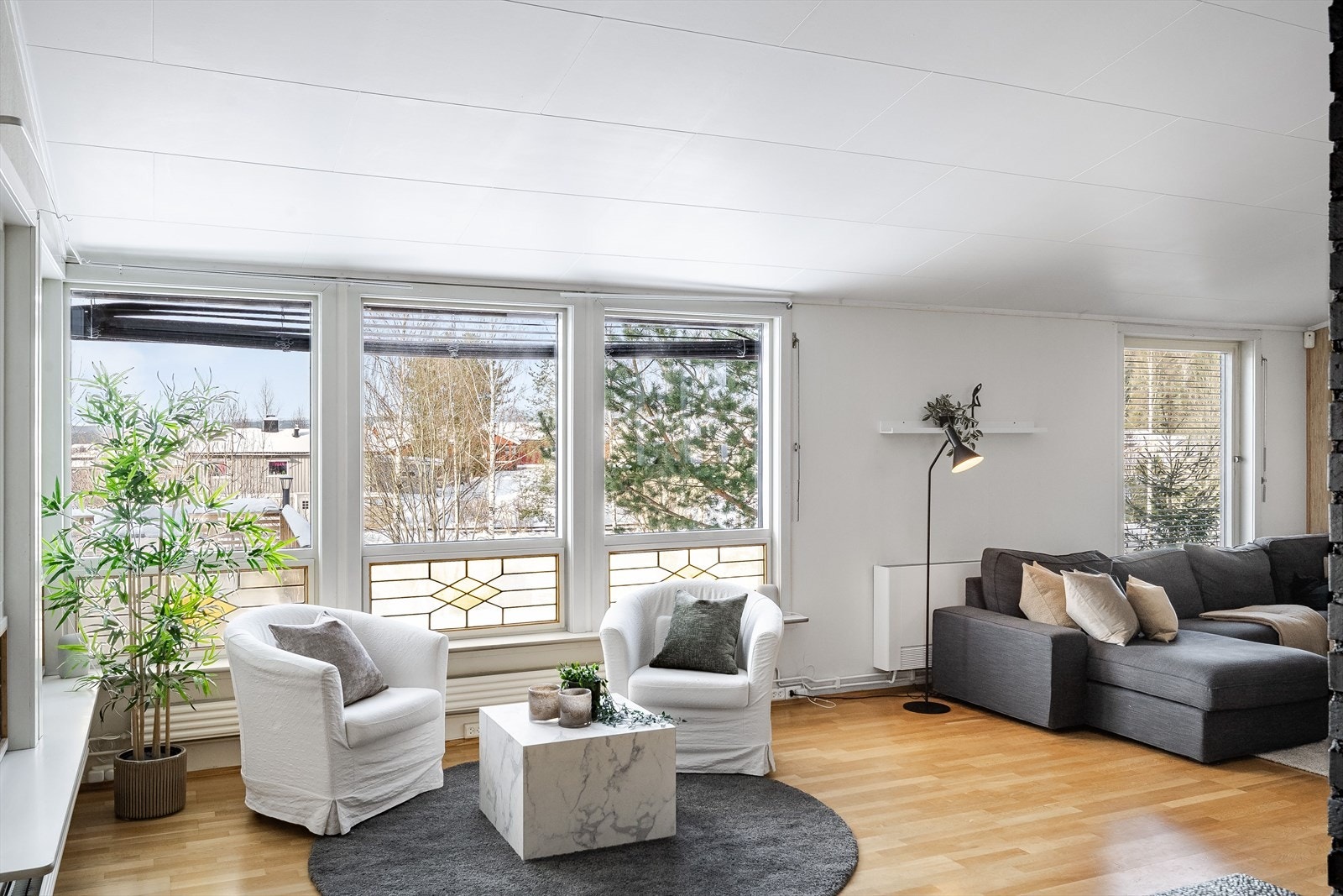 Stuen har flere store vinduer mot to ulike himmelretninger som sørger for rikelig med naturlig lys. Galleribilde