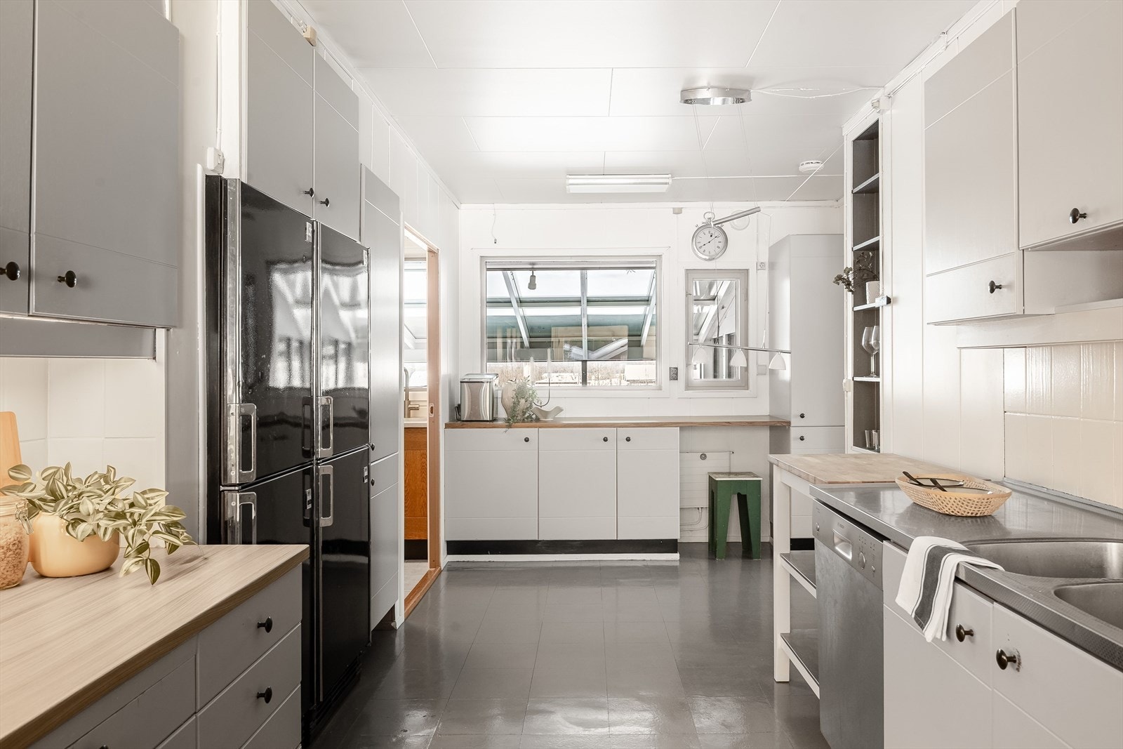 Kjøkkenet er utstyrt med medfølgende integrerte hvitevarer som nedfelt platetopp, avtrekksvifte og stekeovn. Galleribilde