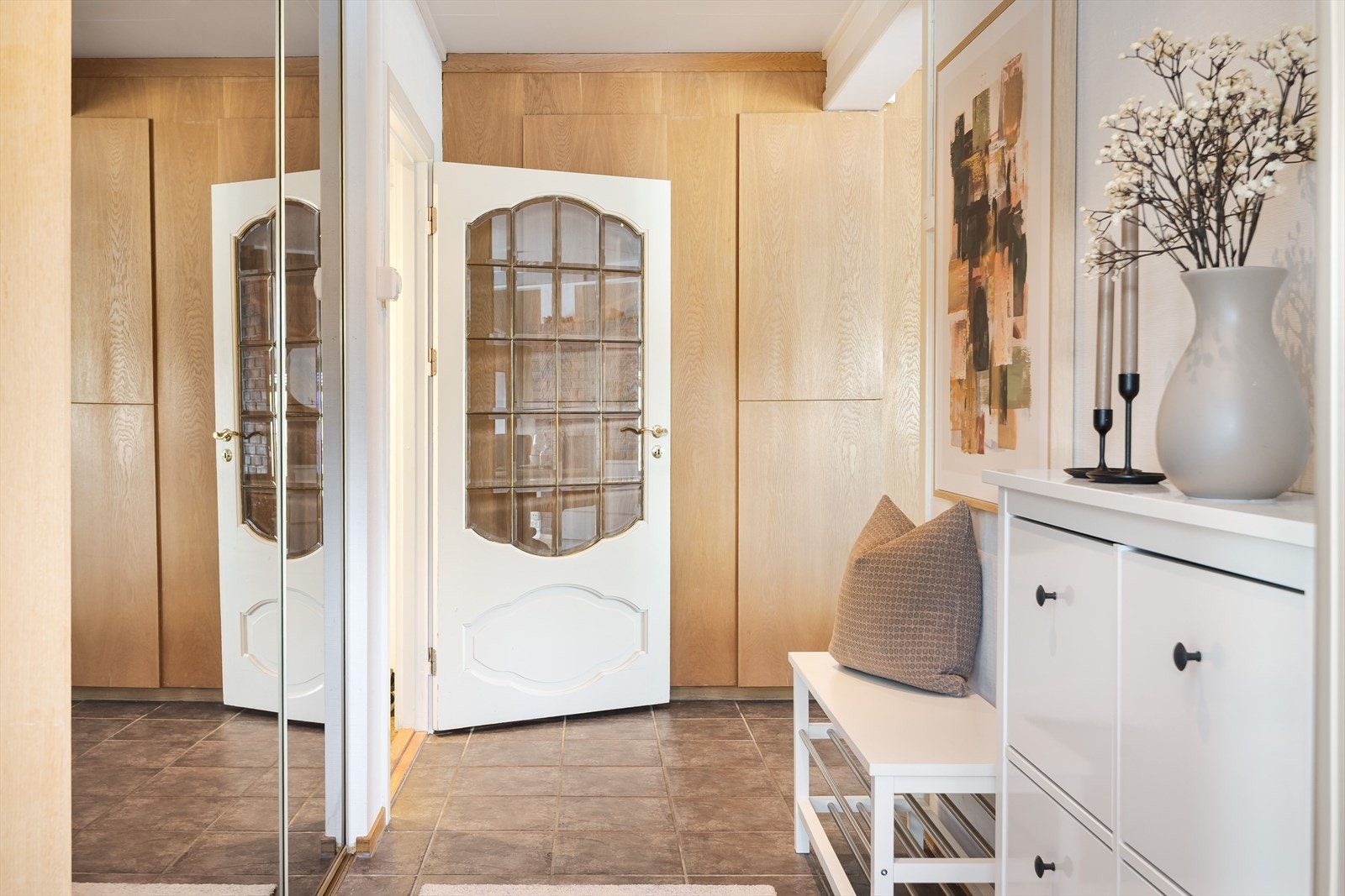 Videre kommer du inn i en hyggelig gang med masse oppbevaringsplass. Galleribilde