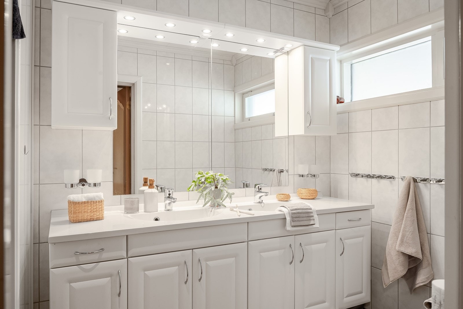 I tilknytning til soverommene er det er lyst flislagt baderom med overflater, installasjoner og komponenter fra ca. 2012. Baderommet har fliser på gulv og vegger, varmekabler i gulv, downlights i himlingen og mekanisk avtrekk. Galleribilde