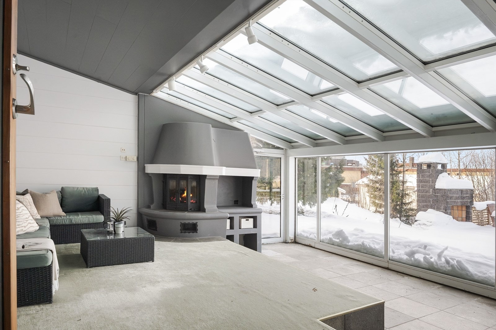 Fra stuen er det utgang til en stor innglasset hagestue på ca. 36m². Galleribilde