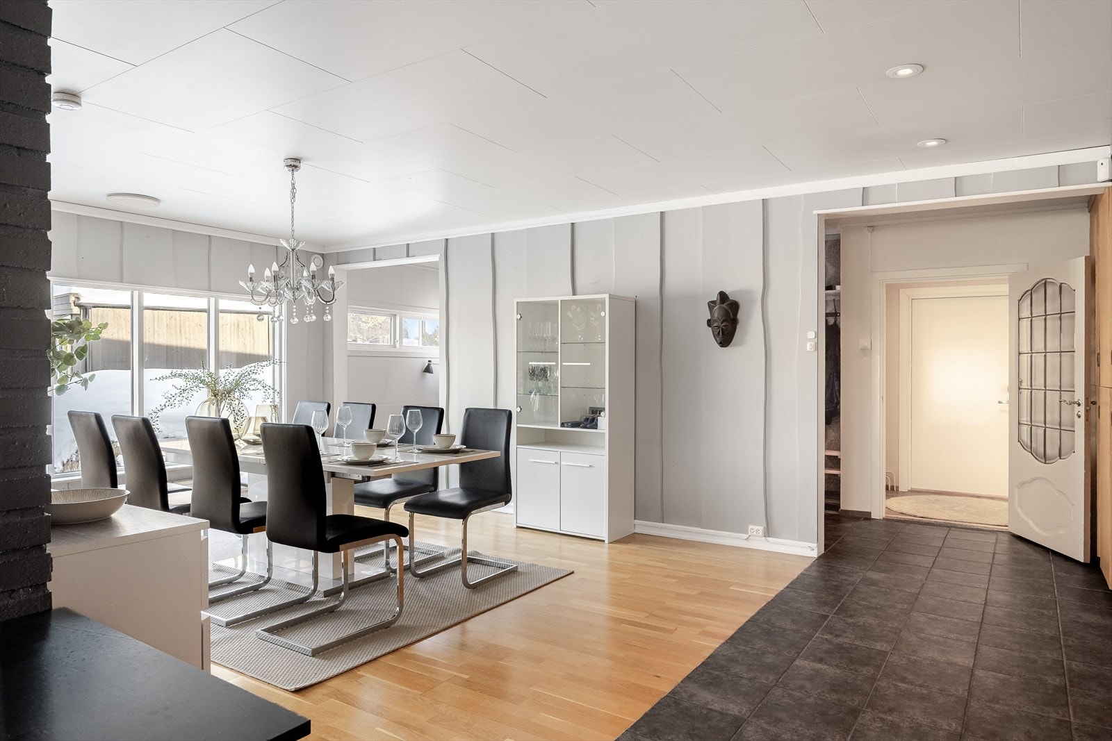 Boligen har en god planløsning på én flate med 2 store stuer, innglasset hagestue, kjøkken, vaskerom, baderom og 3 soverom. Galleribilde