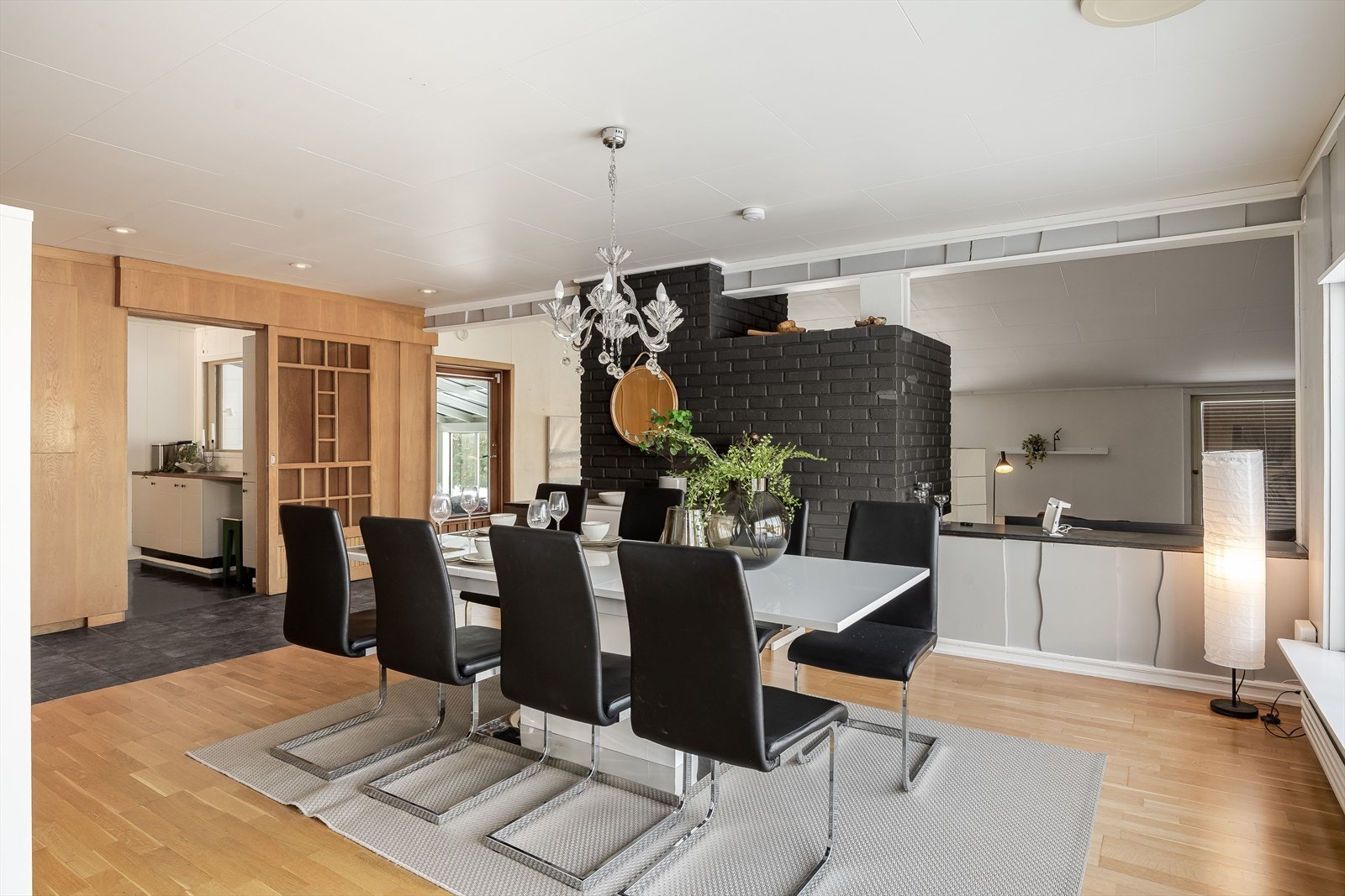 Dette er en arkitekttegnet enebolig med gjennomtenkte lysforhold og skreddersydde løsninger for oppbevaring. Galleribilde