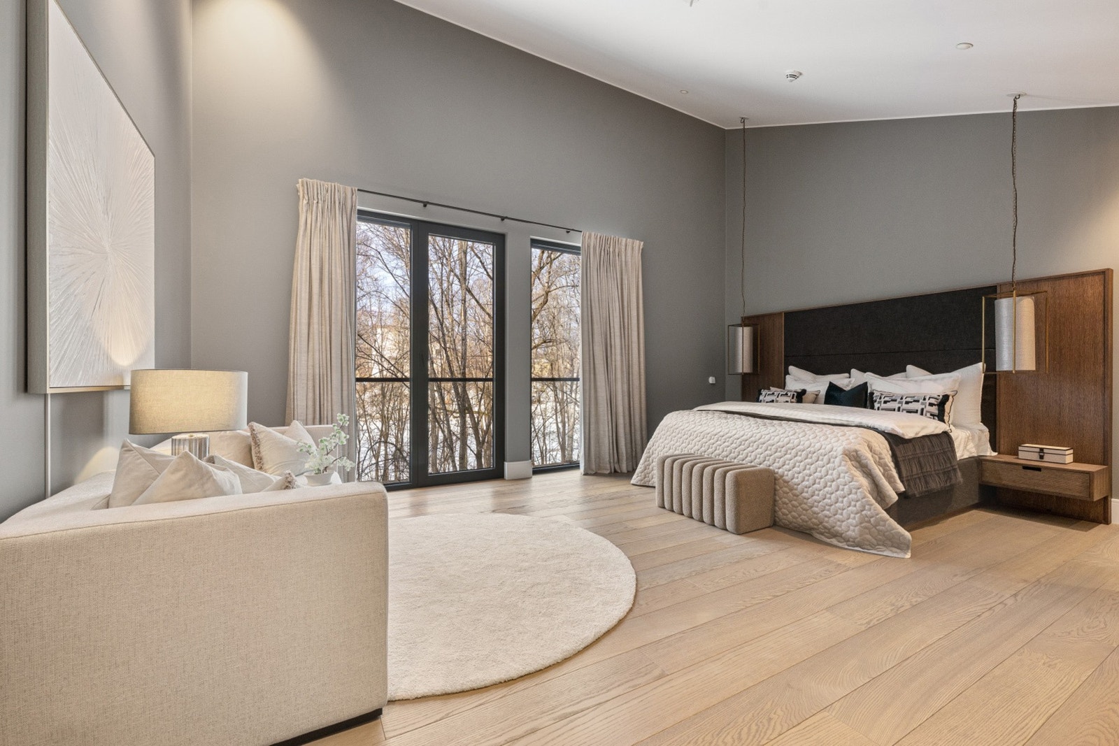 Hovedsoverommet er romslig og har eget en suite-bad samt walk-in closet. Her får du følelsen av å bo på hotell - hver eneste dag. Galleribilde