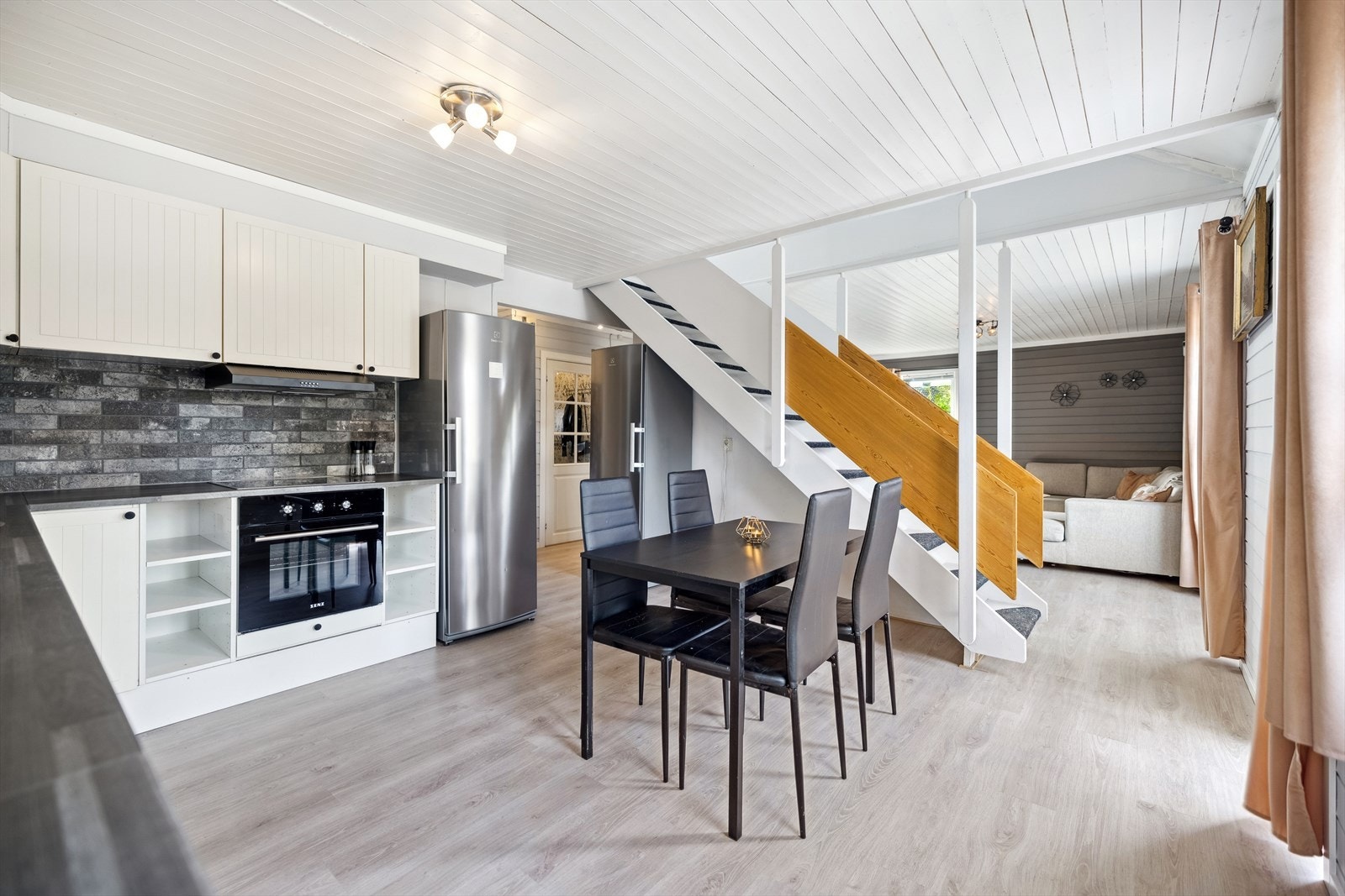 Kjøkken med stuen i bakkant Galleribilde