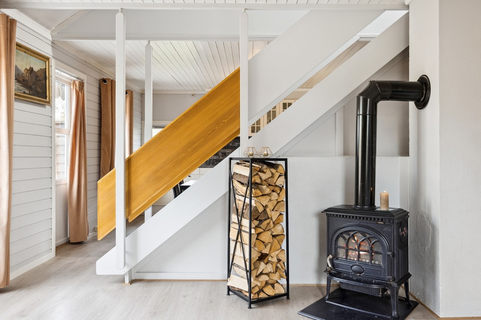 Stuen og kjøkkenet har åpen løsning hvor trappen opp til 2. etasje danner et naturlig skille mellom rommene. Galleribilde