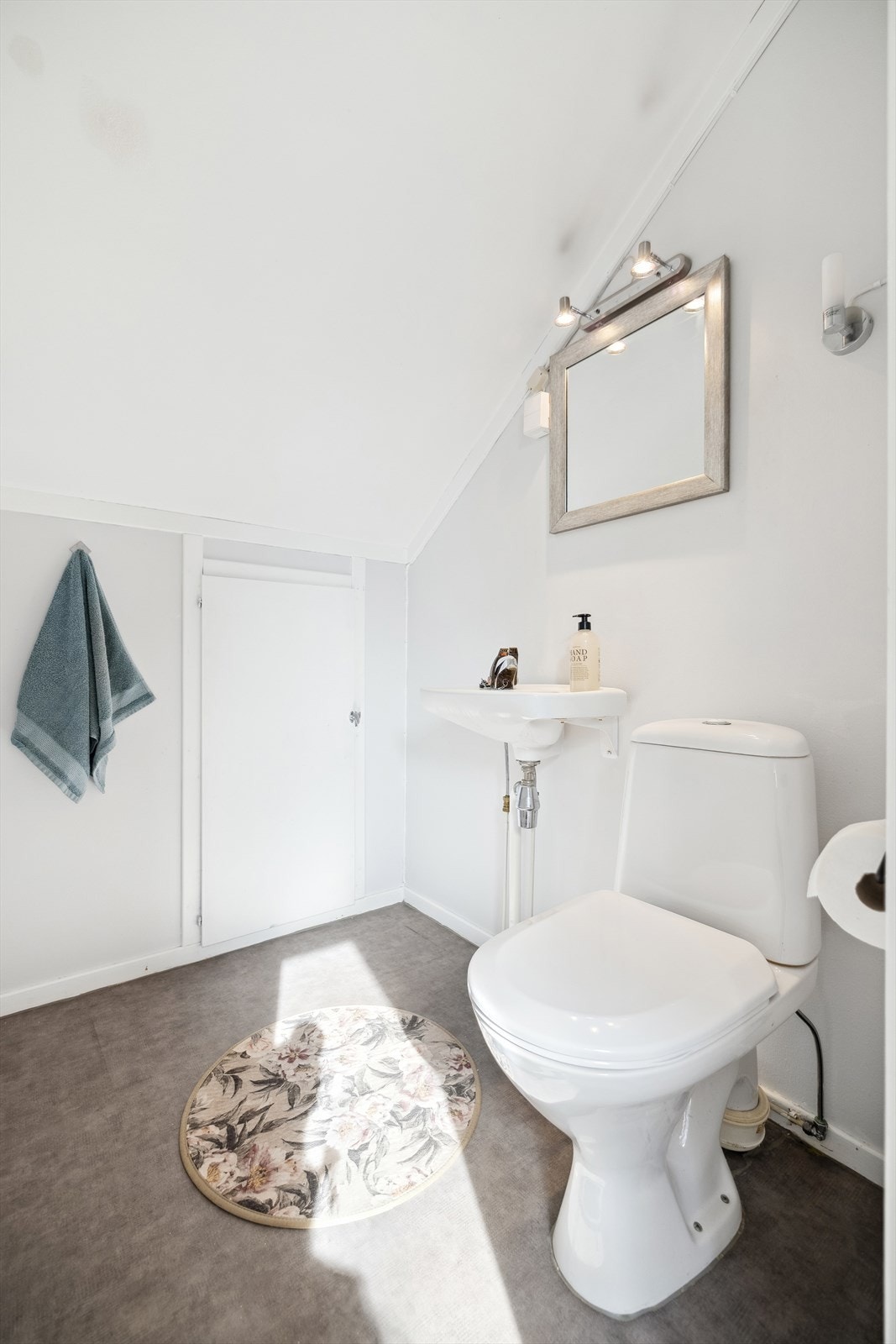 Praktisk med separat toalettrom i 2. etasje Galleribilde