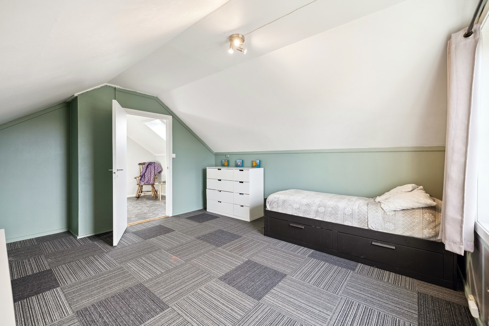 Romslig soverom i 2. etasje Galleribilde