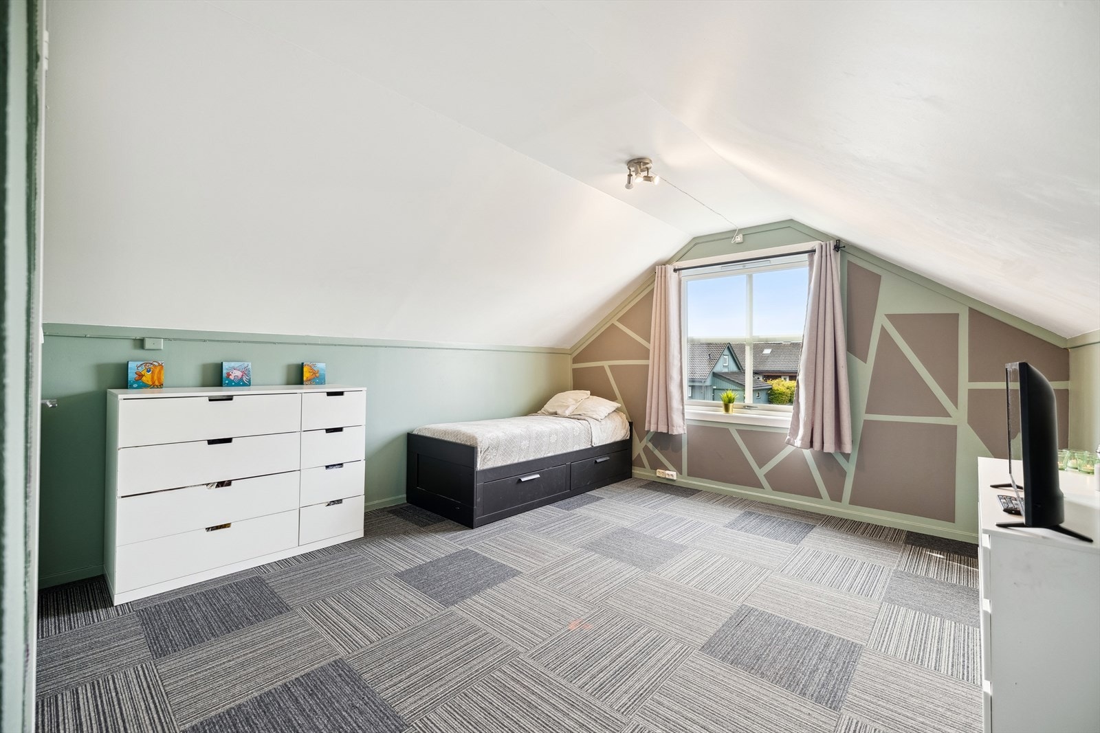 Romslig soverom i 2. etasje Galleribilde