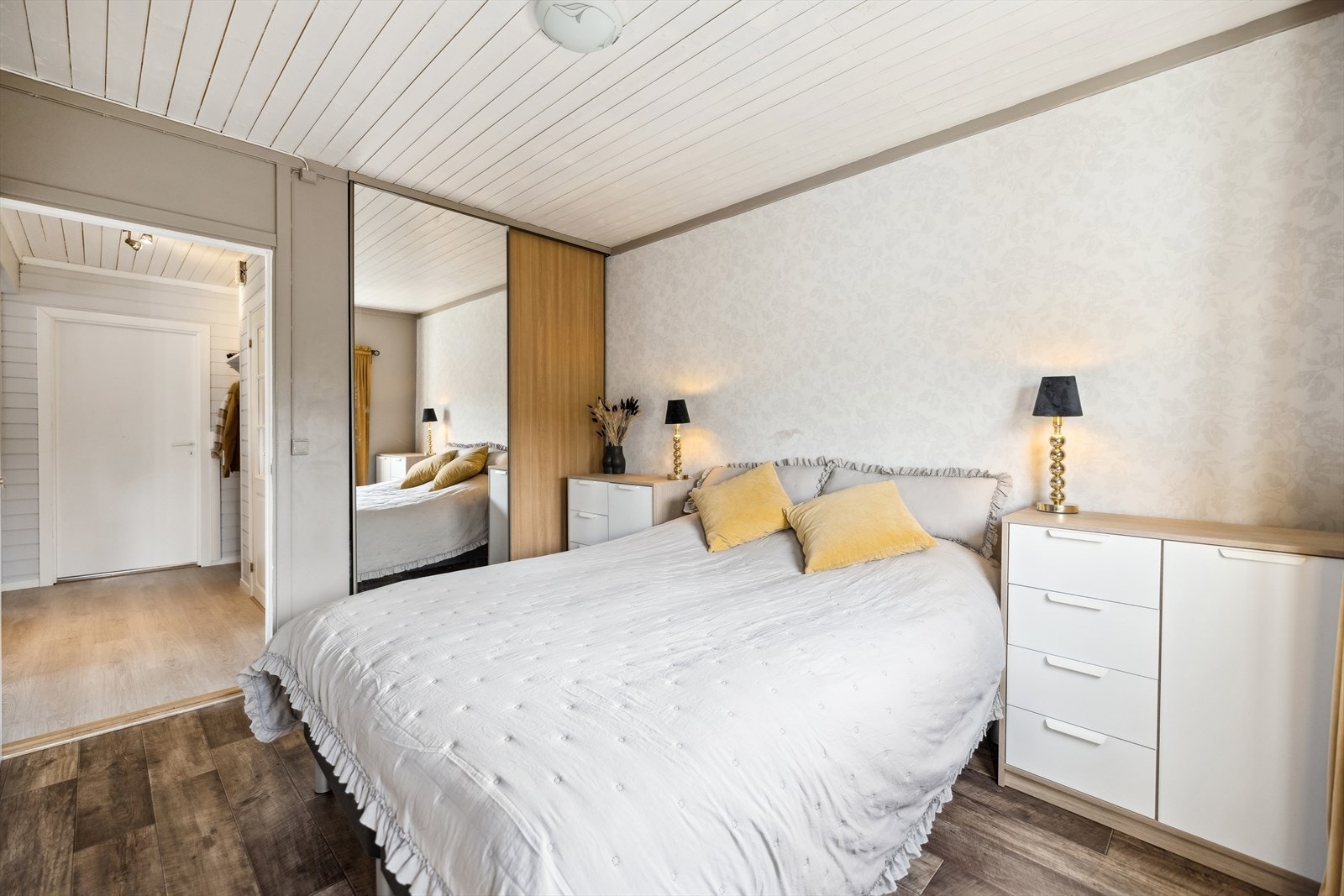 Romslig hovedsoverom i 1. etasje med skyvedørsgarderobe Galleribilde