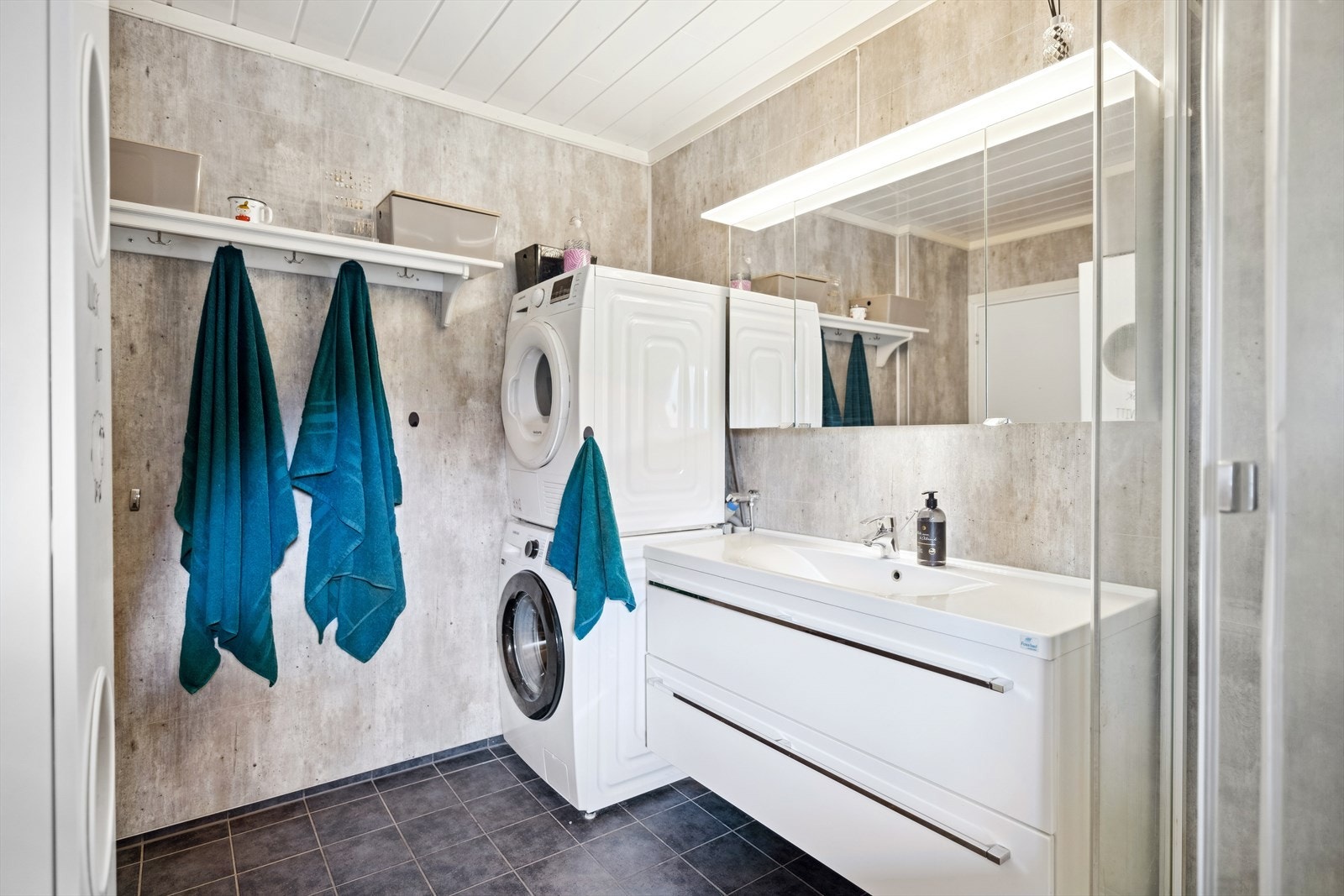 Bad ble oppgradert i 2018. Elektriske varmekabler i gulv Galleribilde