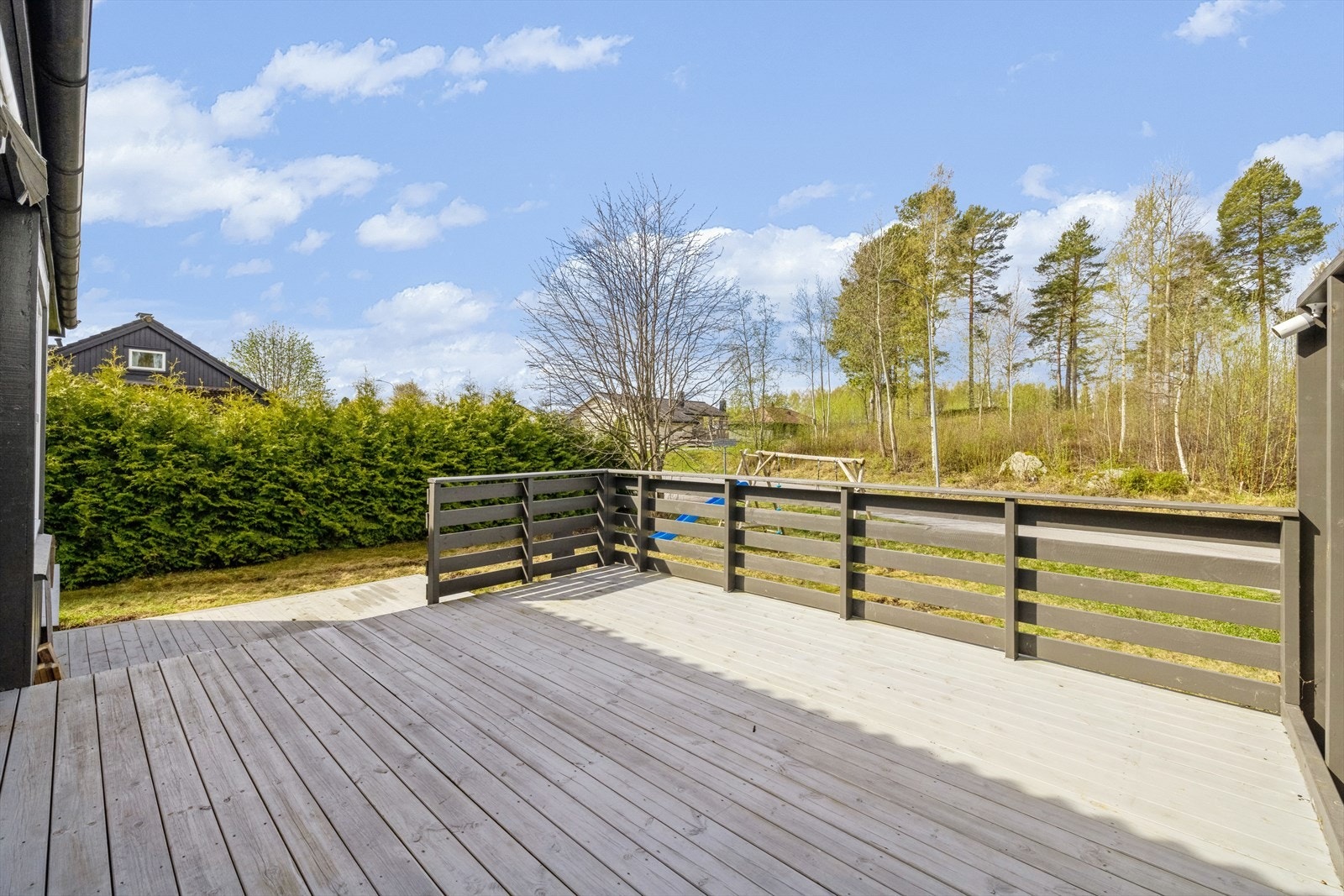 Stor terrasse med god plass til utemøbler Galleribilde