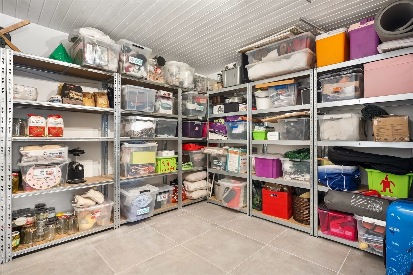 Stor og praktisk bod med fliser på gulv. Galleribilde