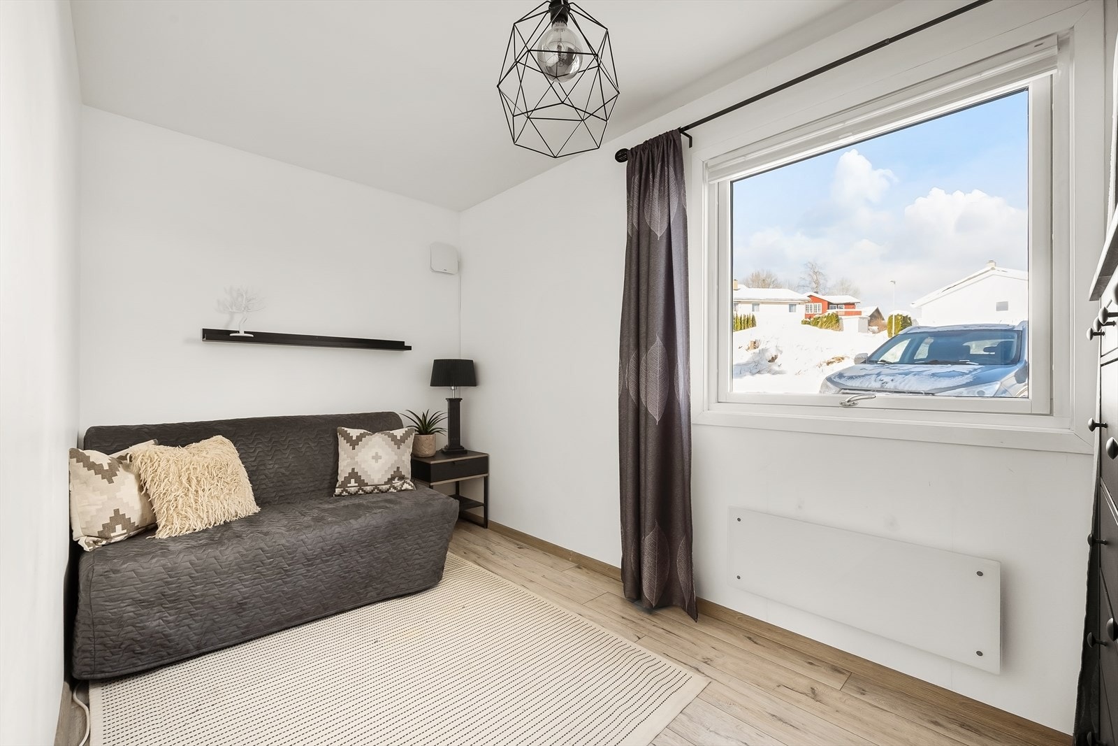 1. etasje er det også et soverom med adkomst fra entréen. Egner seg utmerket som gjesterom/kontor. Galleribilde