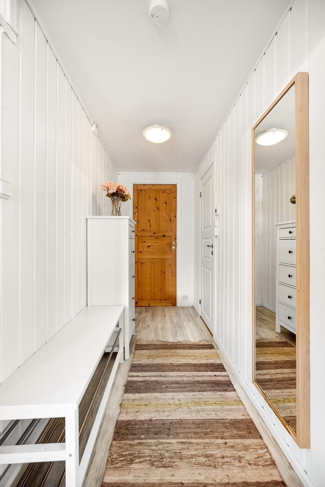 Kjeller har egen inngang. Galleribilde