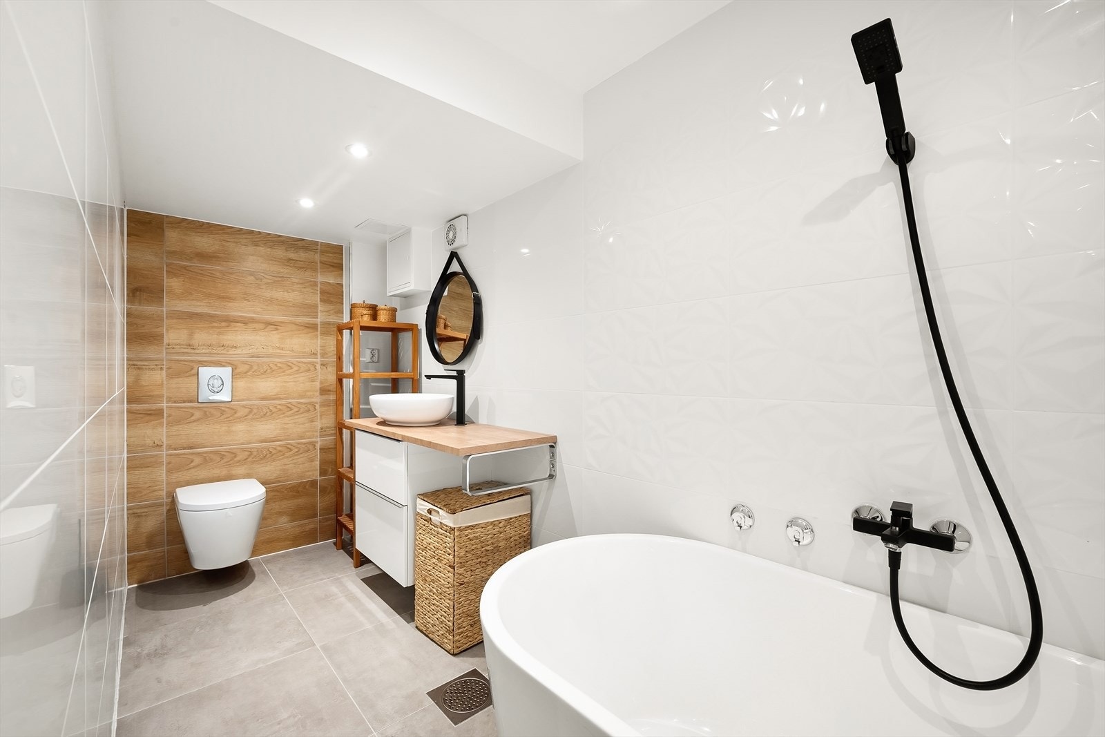 Stilrent, flislagt bad med gulvvarme. Galleribilde