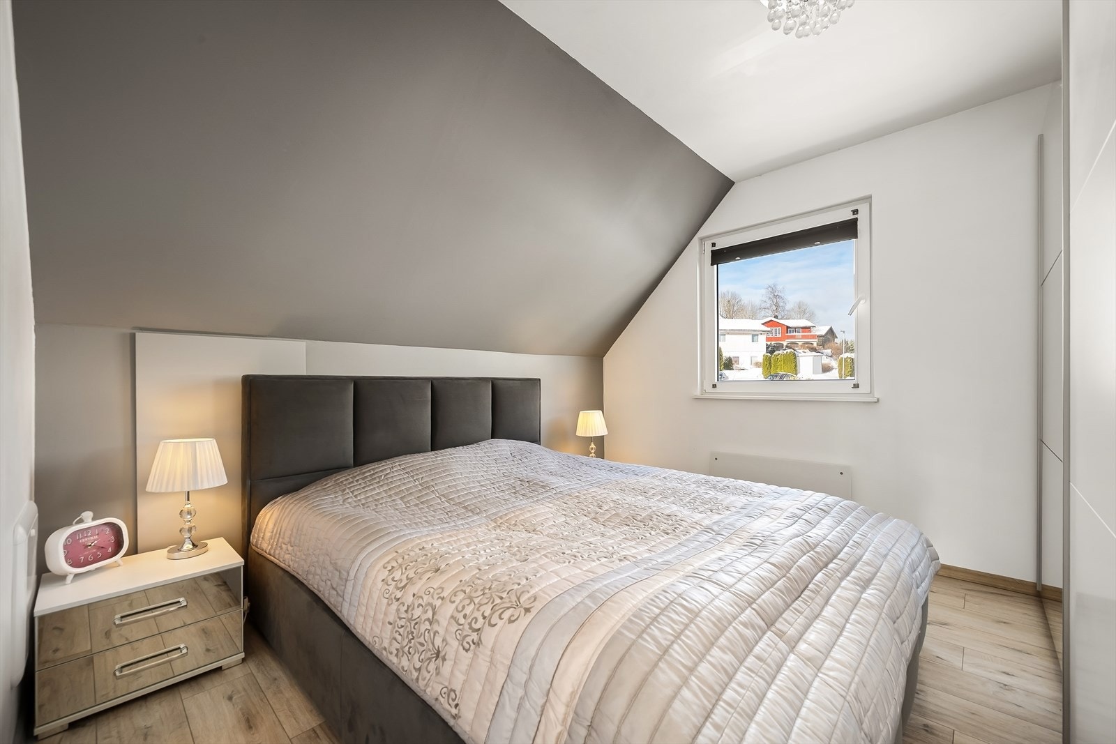 Dette er også et pent soverom med plass til dobbeltseng med nattbord på hverside. Galleribilde