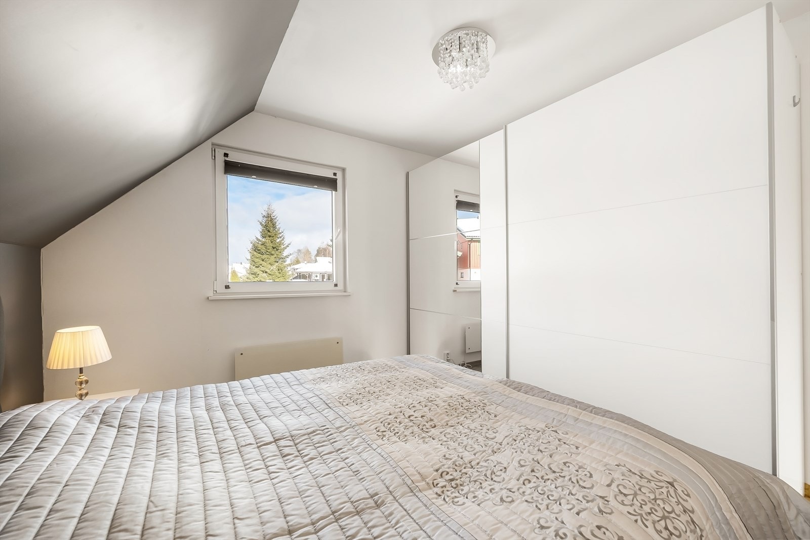 Rommet er utstyrt med en stor skyvedørsgarderobe. Galleribilde