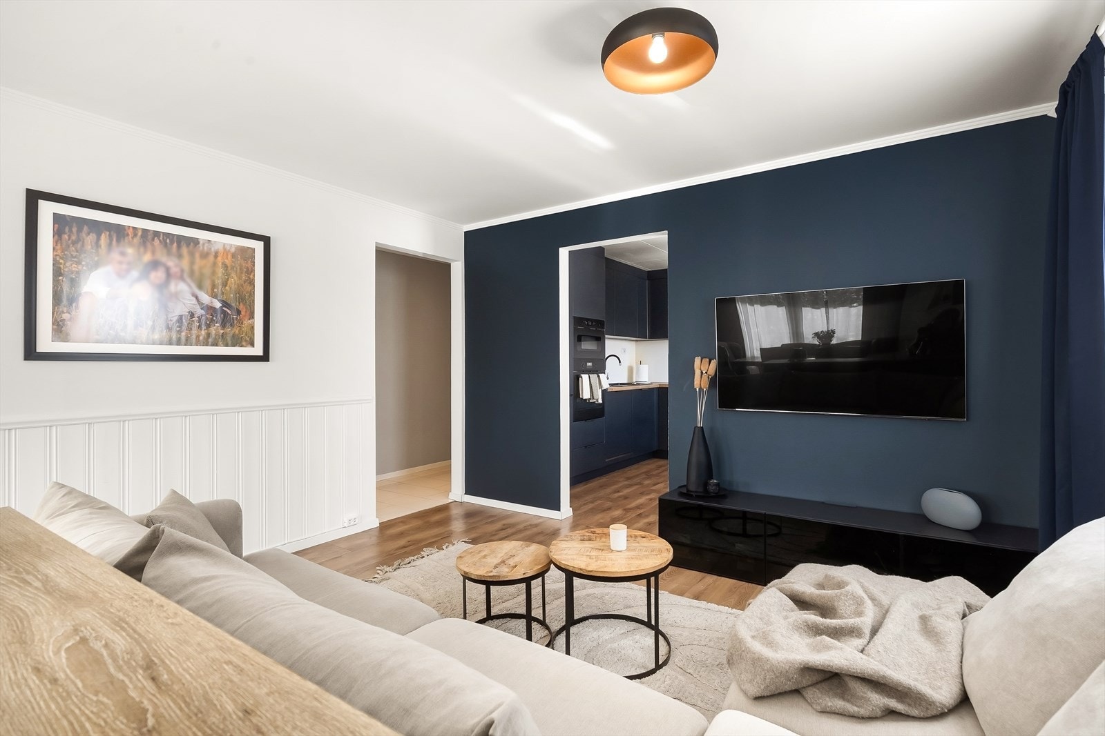 I 1. etasje ble overflatene malt i februar 2026. Galleribilde