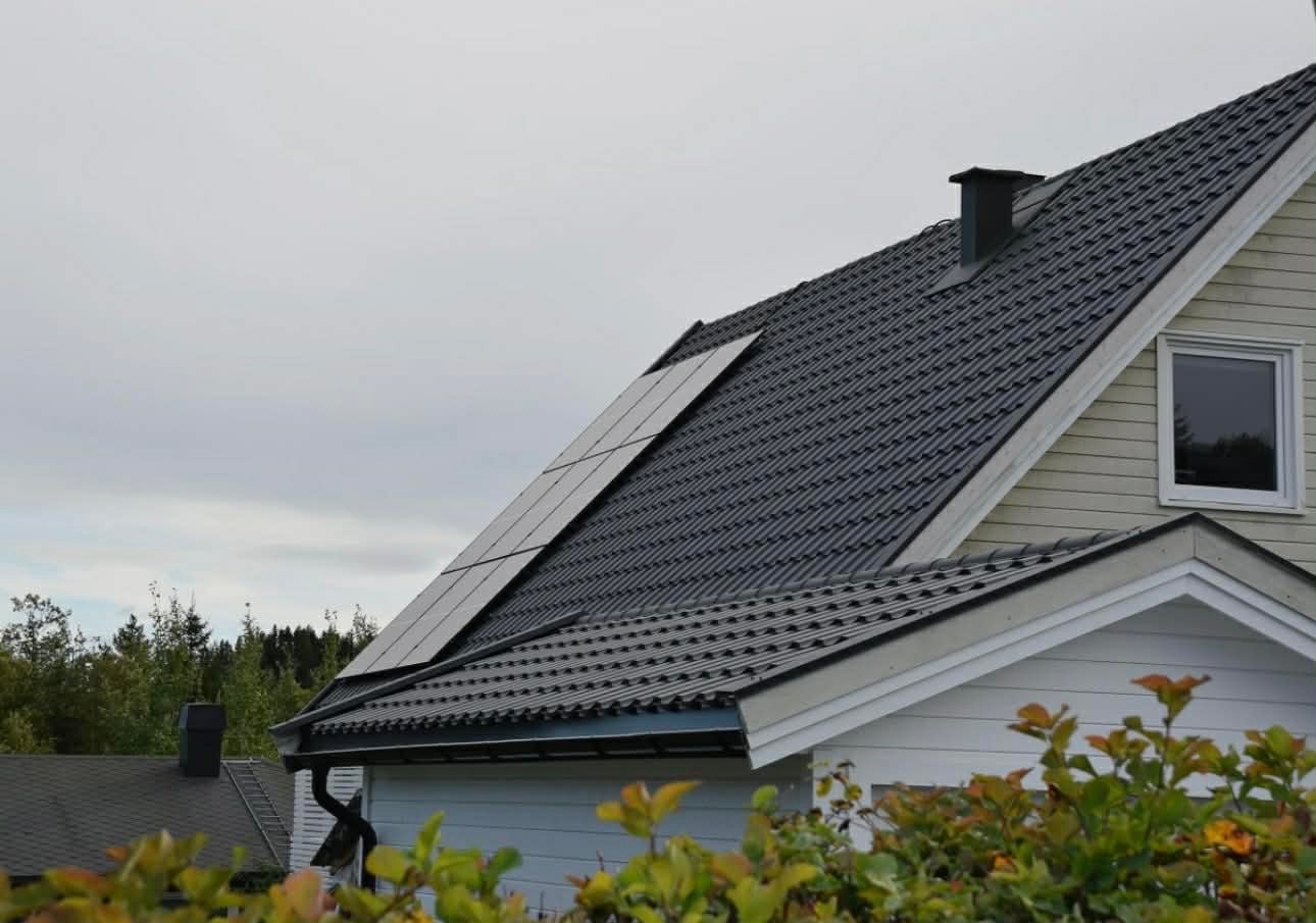 Det er installert solcellepanel på tak. Galleribilde