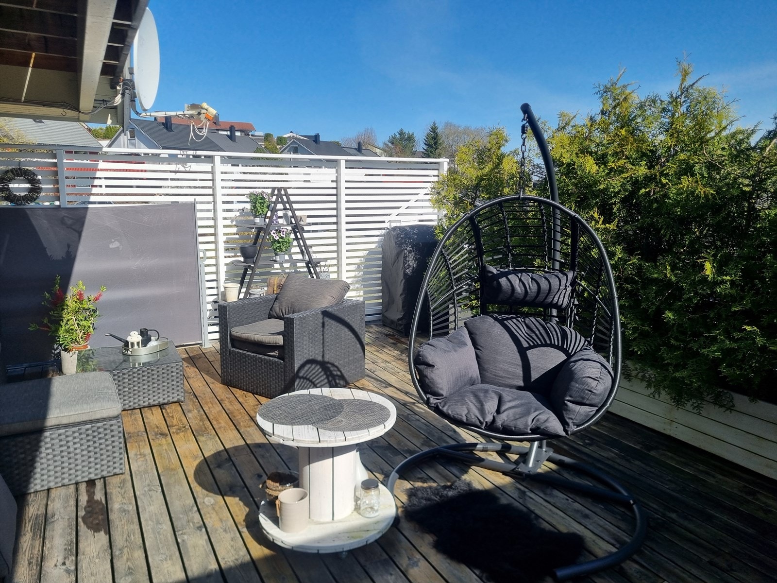 Herlig markterrasse som egner seg perfekt på sommertid for å samle hele familien! Galleribilde