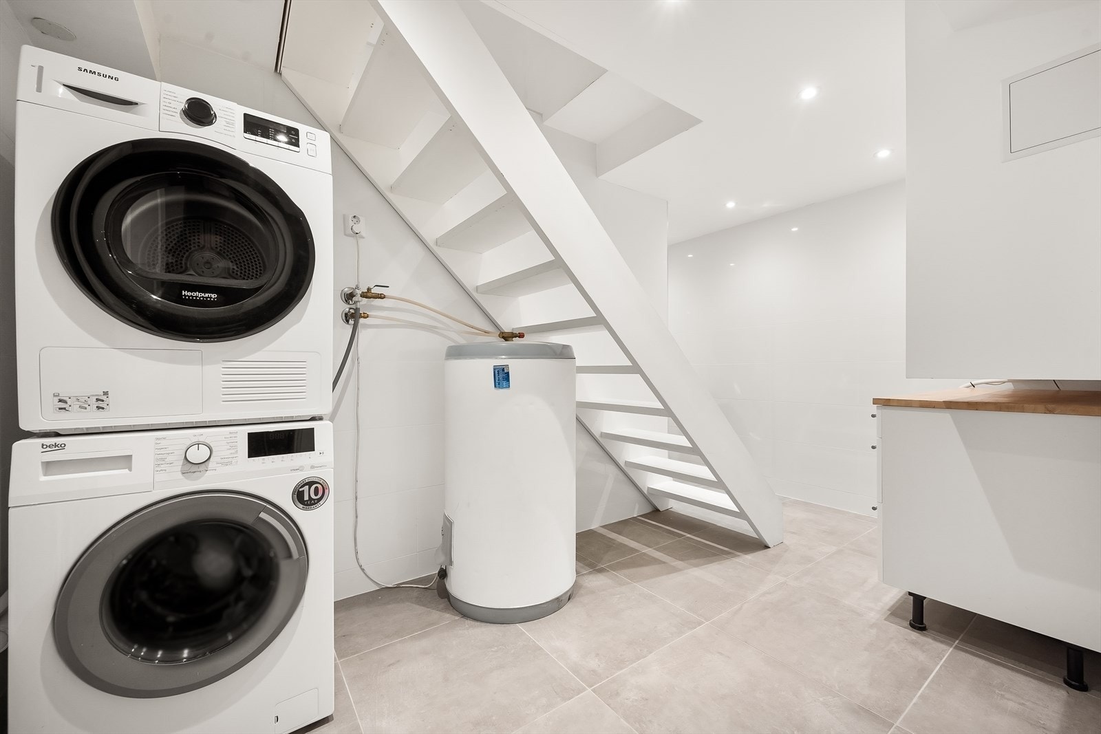 Perfekt løsning med romslig benyttet vaskerom med rikelig oppbevaringsløsninger. Det finnes varmepumpe i kjeller. Galleribilde