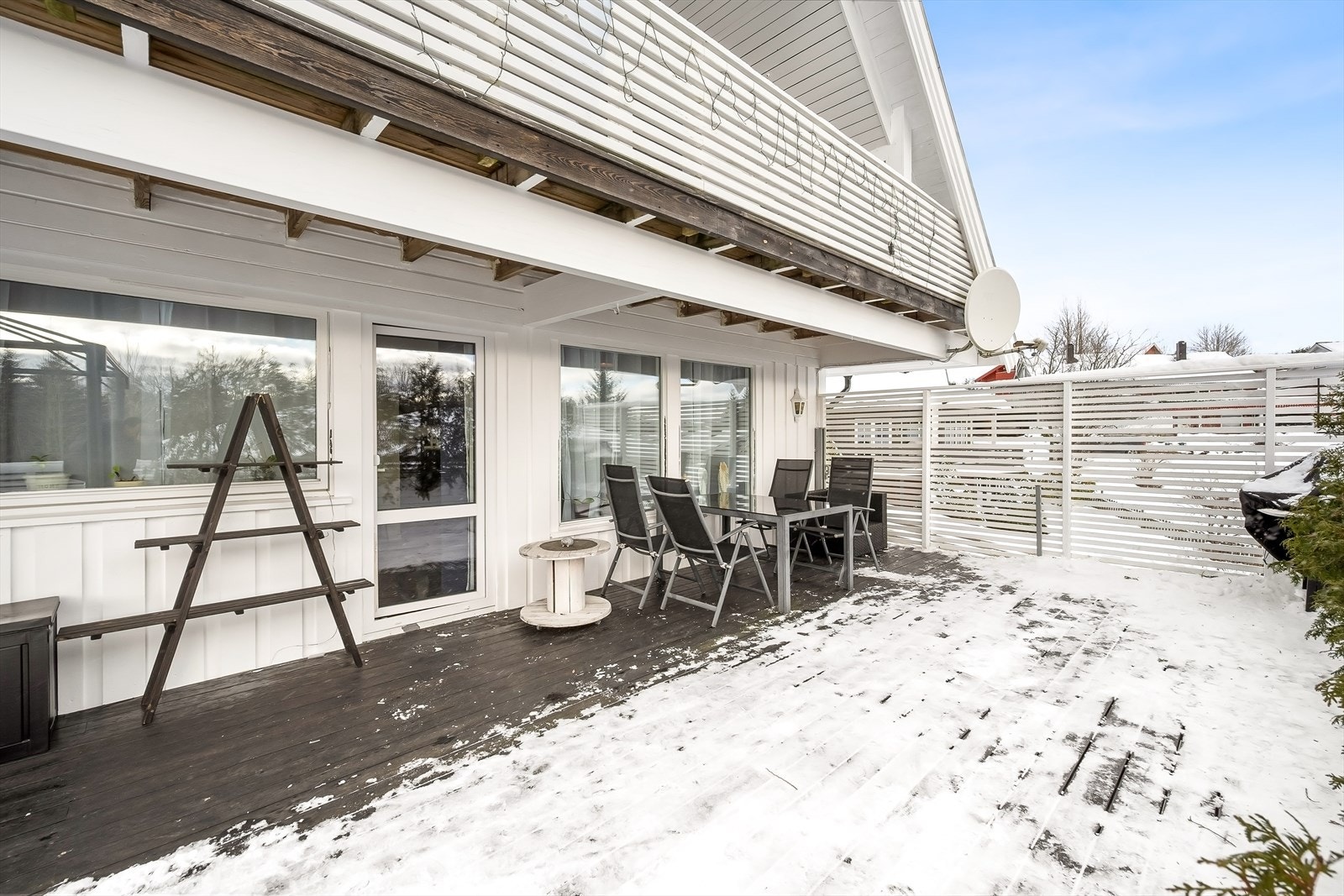 Fra stuen er det utgang til en stor og solrik terrasse på hele 49 kvm. Galleribilde