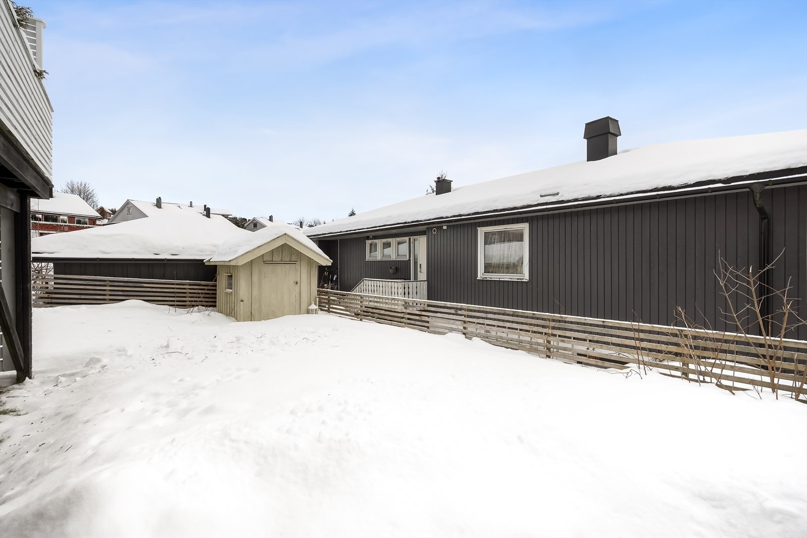 Fin eiendom med hageflekk. Tomten er ca. 566 kvm. Galleribilde