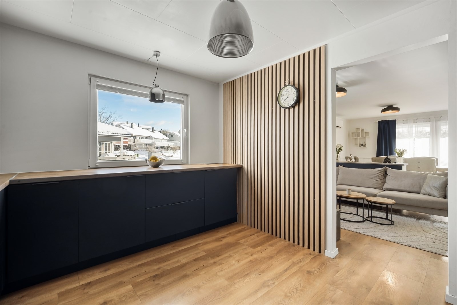 Mye benkeplass og oppbevaringsplass i skuffer og skap. Galleribilde