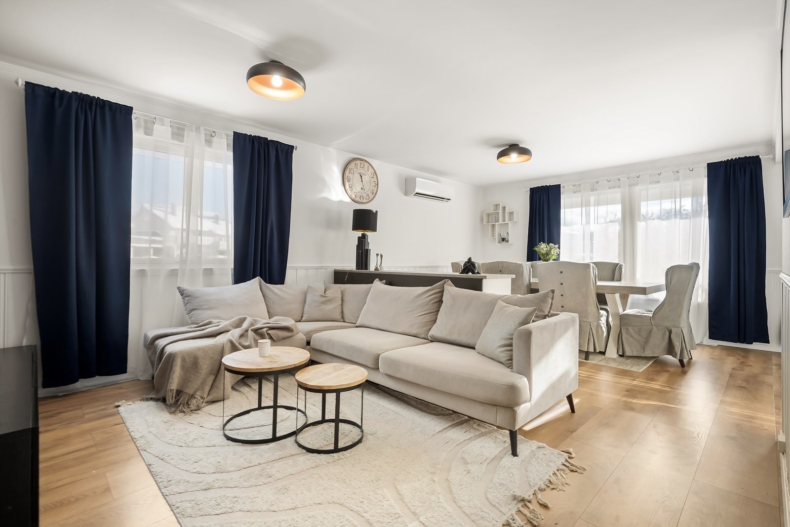 Koselig stue med plass til både sofahjørne og spisegruppe. Galleribilde