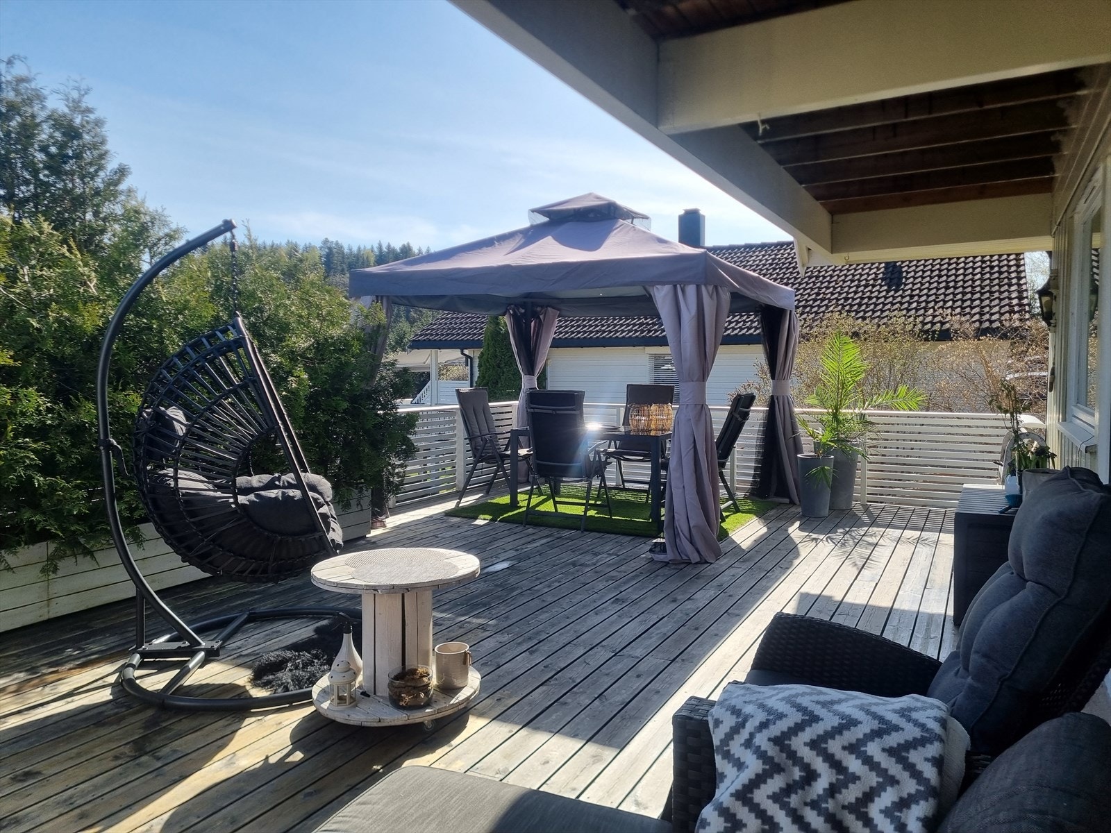 Inviter venner og familie på grilling. Galleribilde