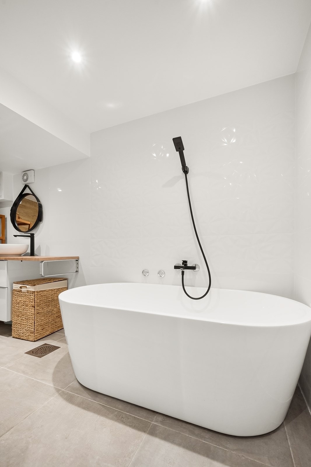 Deilig med badekar. Varmekabler i gulv. Galleribilde