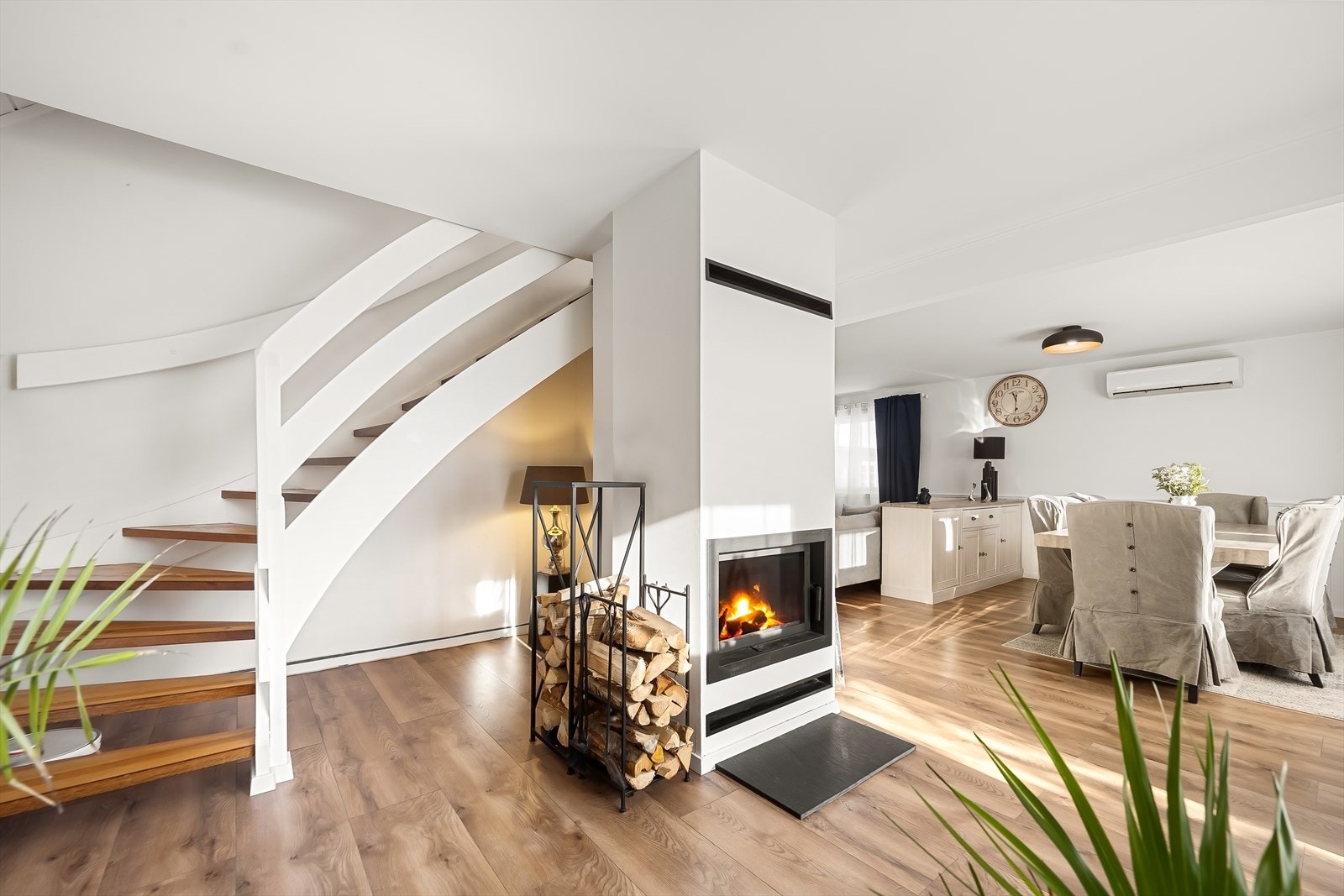 Behagelig og koselig atmosfære med peisovn for kjølige vinterkvelder. Galleribilde