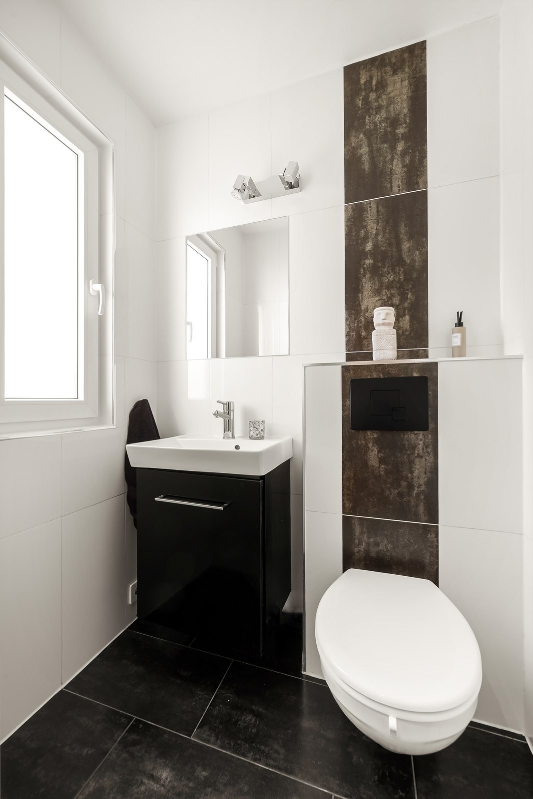 Fra entréen er det adkomst til et flislagt toalett. Galleribilde