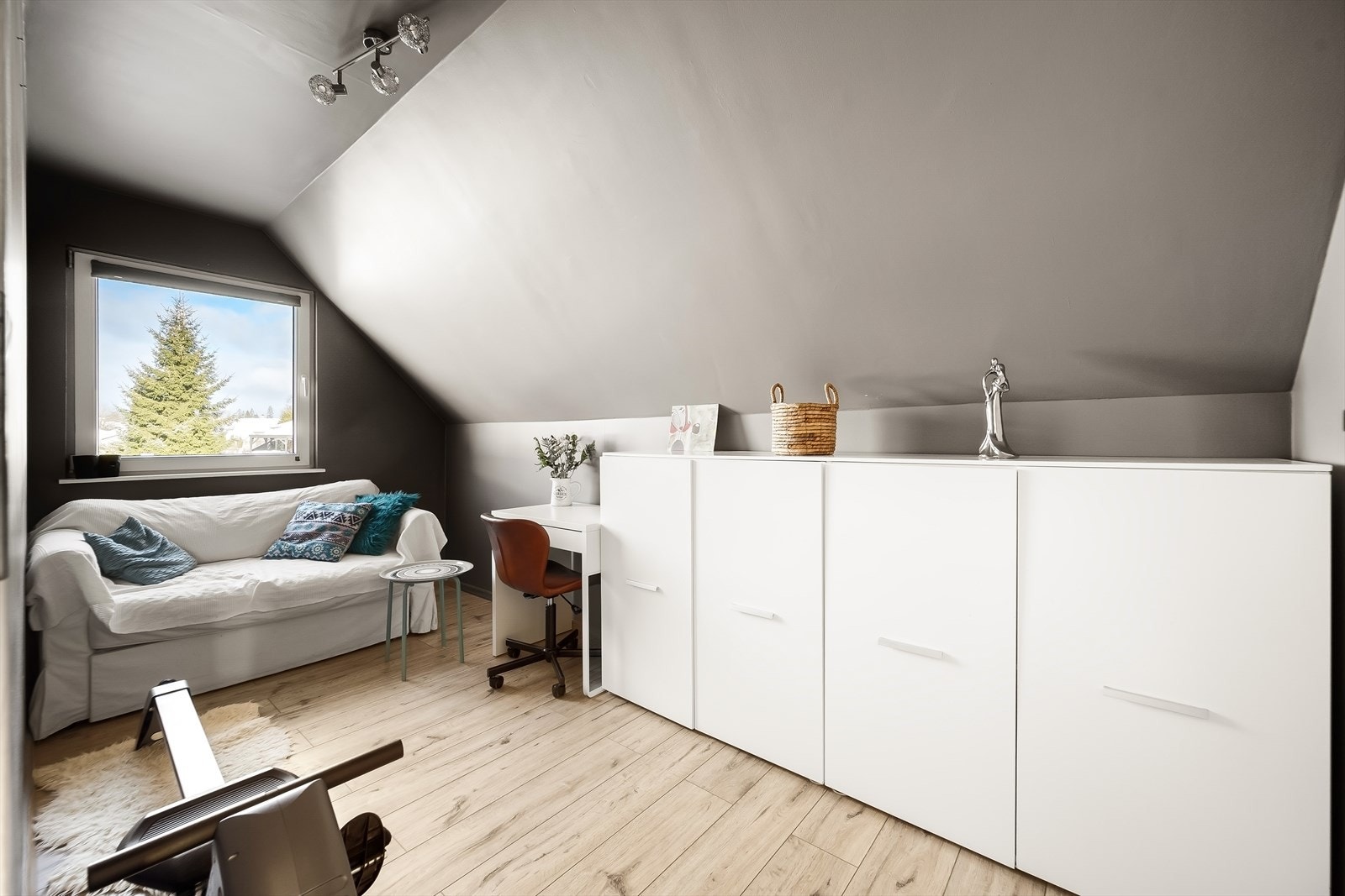 Koselig soverom som egner seg fint til et barnerom/gjesterom eller som en ekstra stue ved behov. Galleribilde