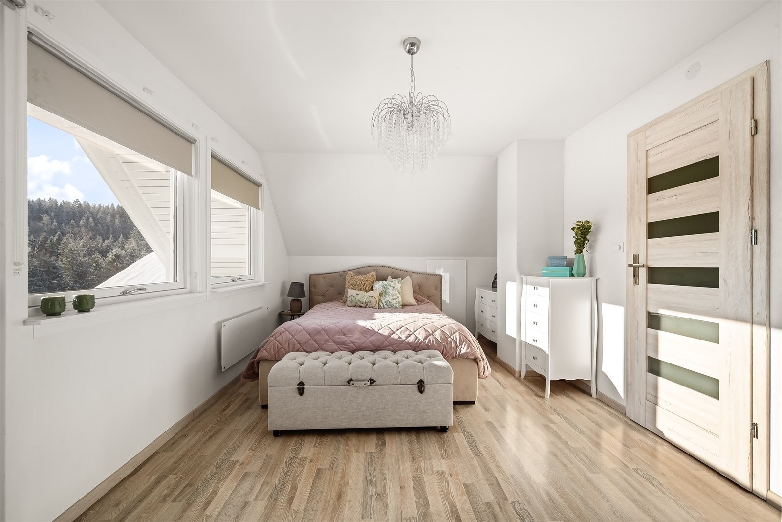 Innbydende hovedsoverom med plass til dobbeltseng, nattbord og øvrige møbler. Galleribilde