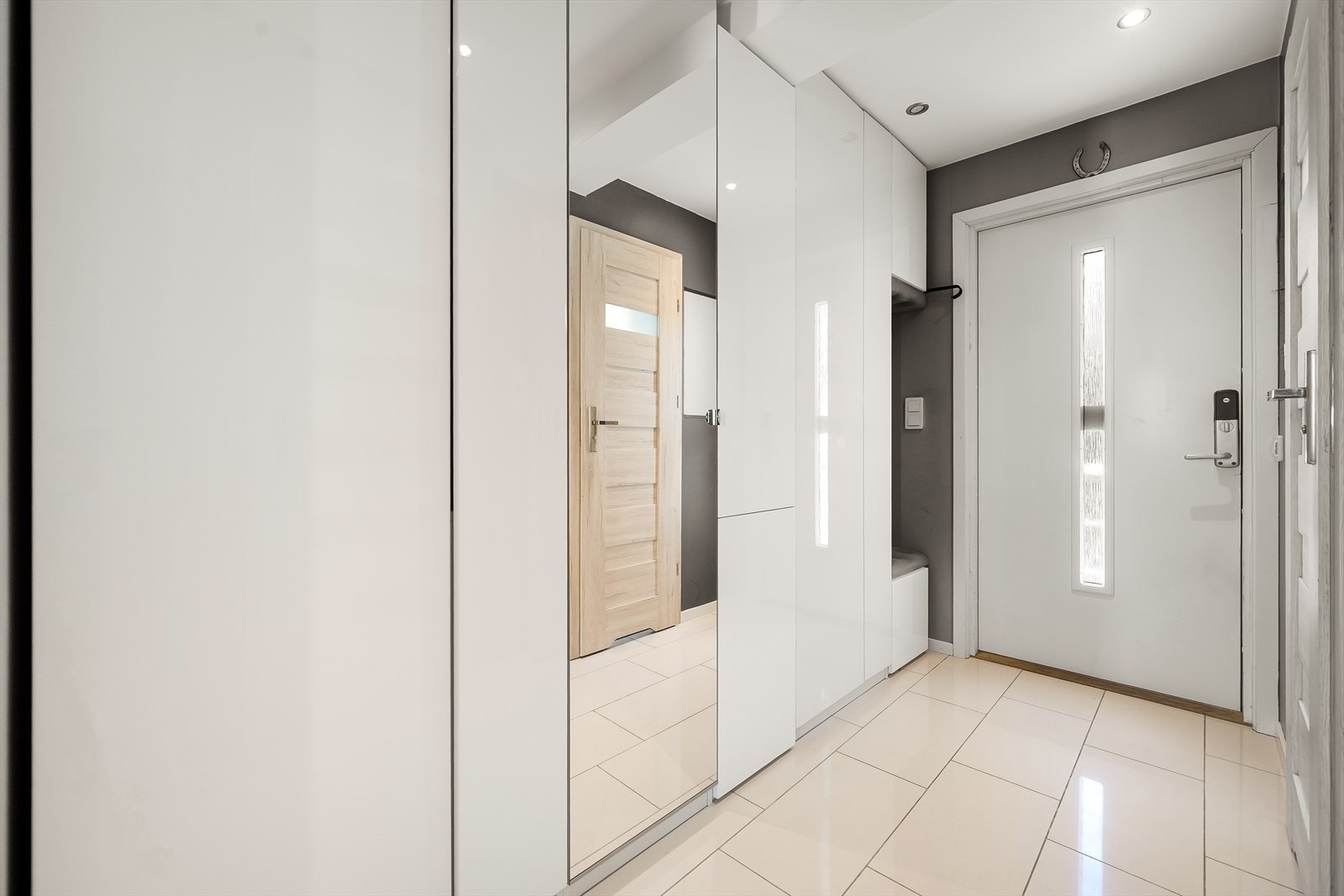 Velkommen inn! Flislagt entré med garderobeløsning for oppbevaring av yttertøy og sko. Varmekabler i gulv. Galleribilde