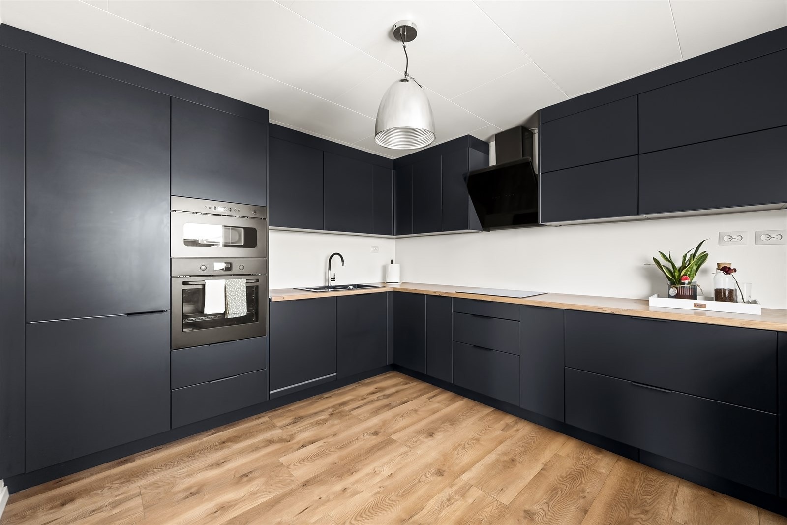 Moderne og flott kjøkken - oppgradert i 2022 med ny innredning og nye hvitevarer. Galleribilde