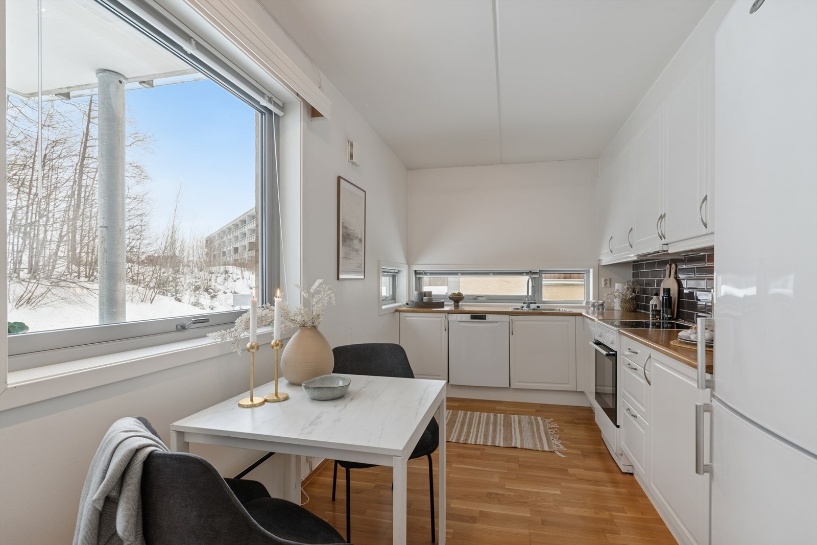 Lyst og fint kjøkken med vinduer på 2 sider Galleribilde