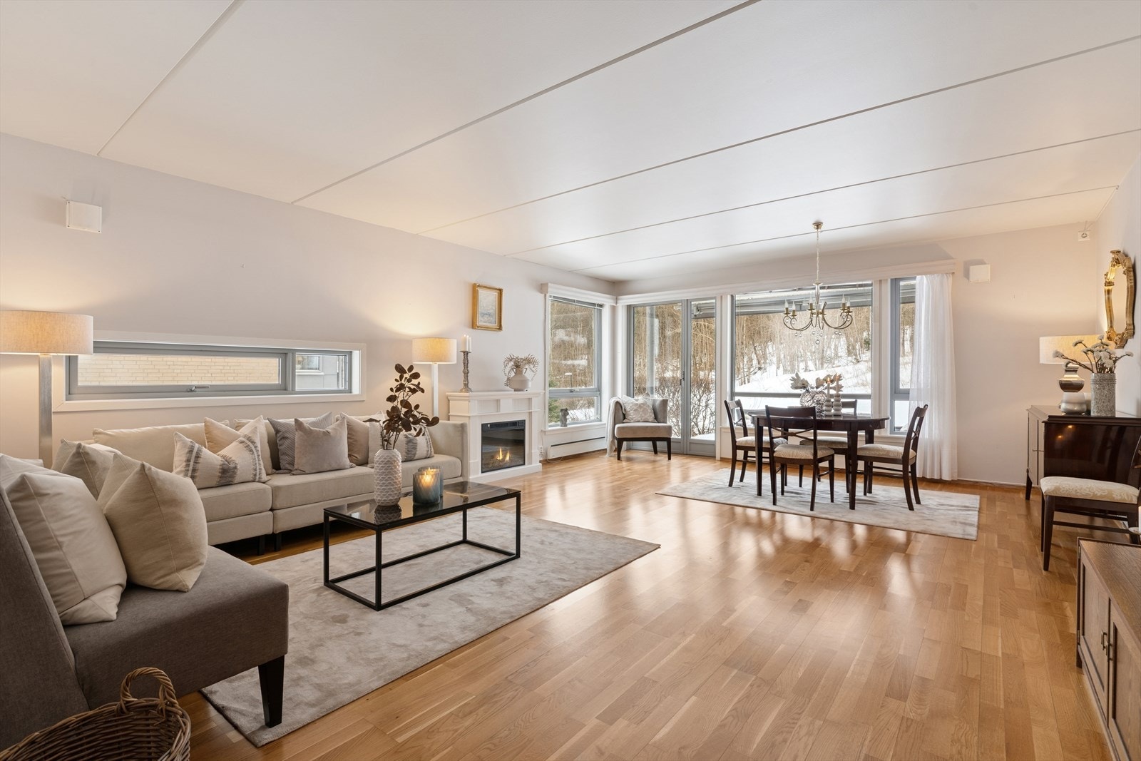 Romslig stue med plass til både sofagruppe og spisestue - utgang til overbygget uteplass - el.peis Galleribilde