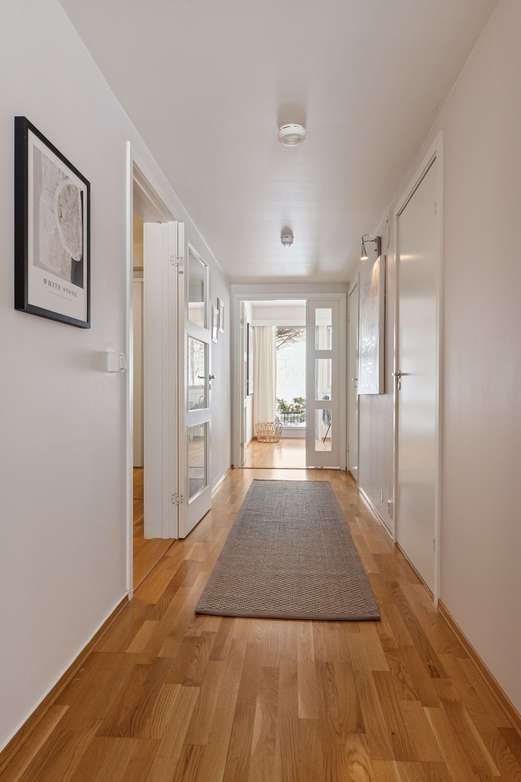 Gang i leiligheten - glassdør inn til kjøkken og inn til entré Galleribilde