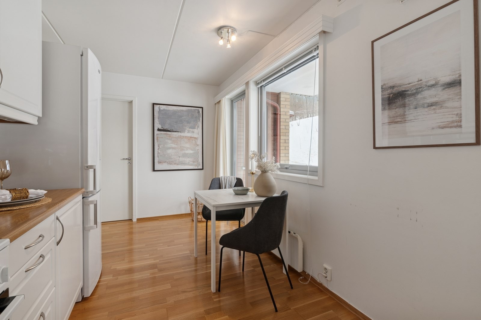 Kjøkken med plass lite spisebord - utgang til uteplass Galleribilde