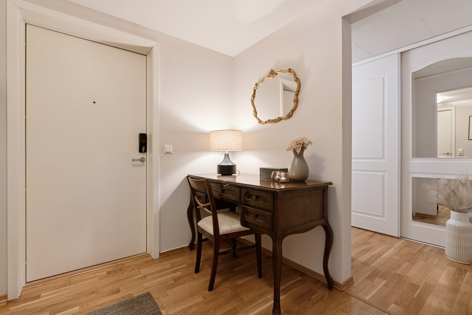 Entré - praktisk garderoberom med skyvedørsgarderobe/skapplass rett ved Galleribilde