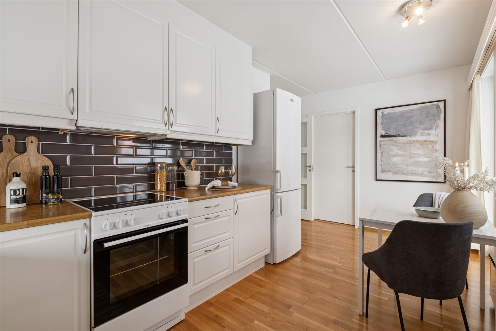 Hvit profil kjøkkeninnredning fra Norema - hvitevarer som komfyr, oppvaskmaskin og kjøl-/frys medfølger Galleribilde