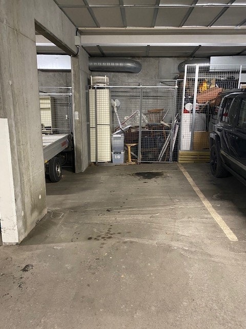 Garasjeplass med bod i bakkant Galleribilde