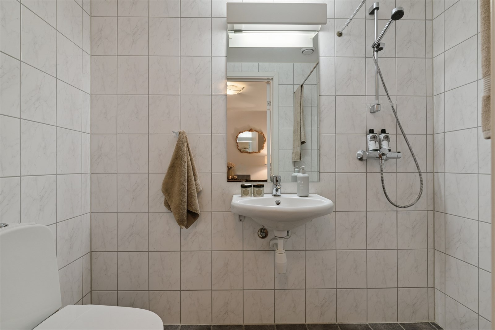 Ekstra dusjbad/wc - flislagt -varmekabler Galleribilde