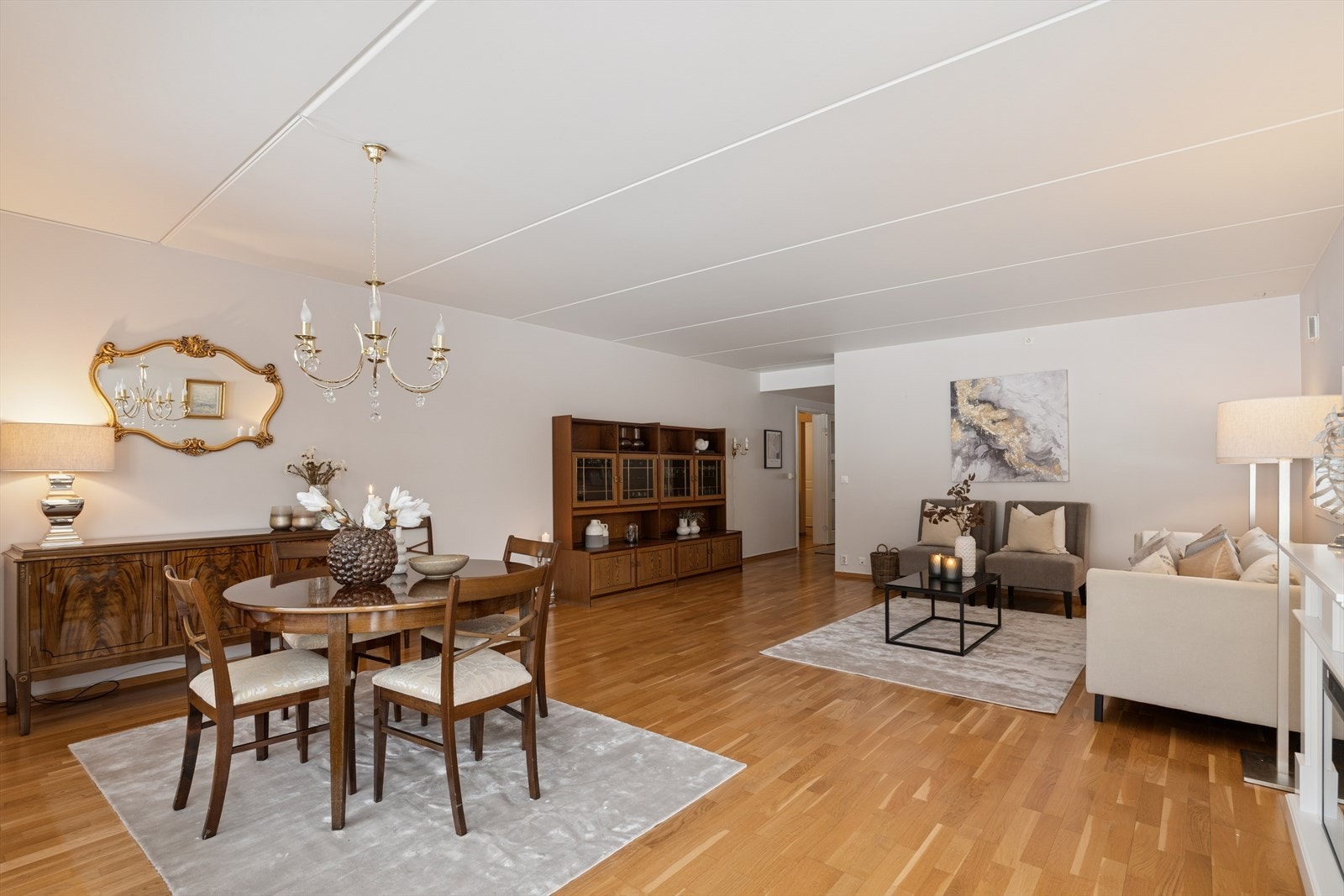 Stue med parkettgulv - elpeis for både varme og hygge Galleribilde