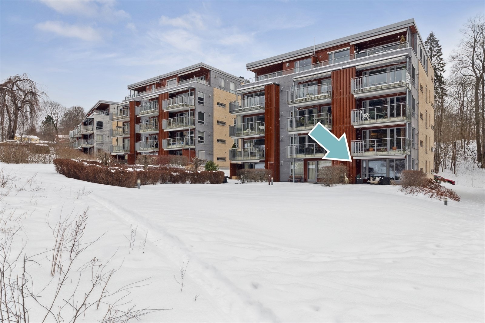 Velkommen til Edelgranveien 33 - en romslig 3 roms med heis - gjennomgående endeleilighet i 1. etasje med 2 uteplasser - for de over 45 år og botid i Bærum kommubne på 5 år Galleribilde